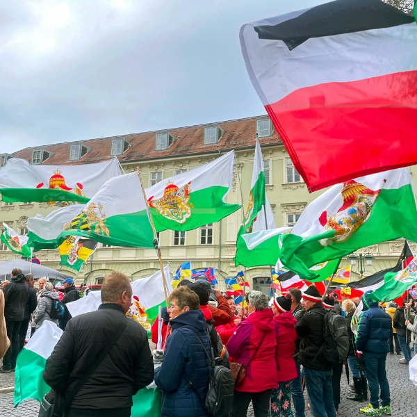 artikel/251004-Flaggenmeer-Reichsbuerger-7.jpg