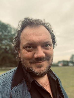 artikel/Charly Huebner Foto Hans Techen_400.jpeg