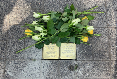 artikel/Stolpersteine Pinthus_AHessStr 24_web.jpeg